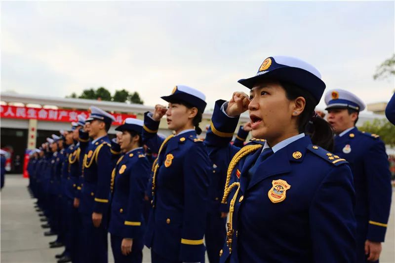 消防队新款服装，新时代形象与功能性的和谐统一